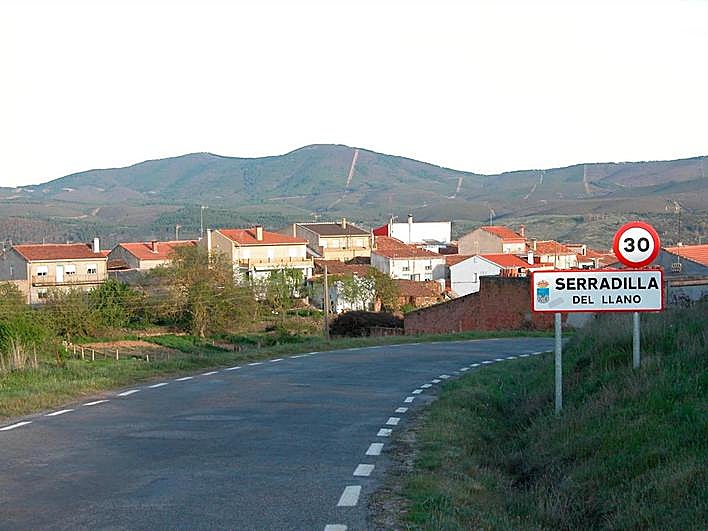 Entrada principal al municipio de Serradilla del Llano