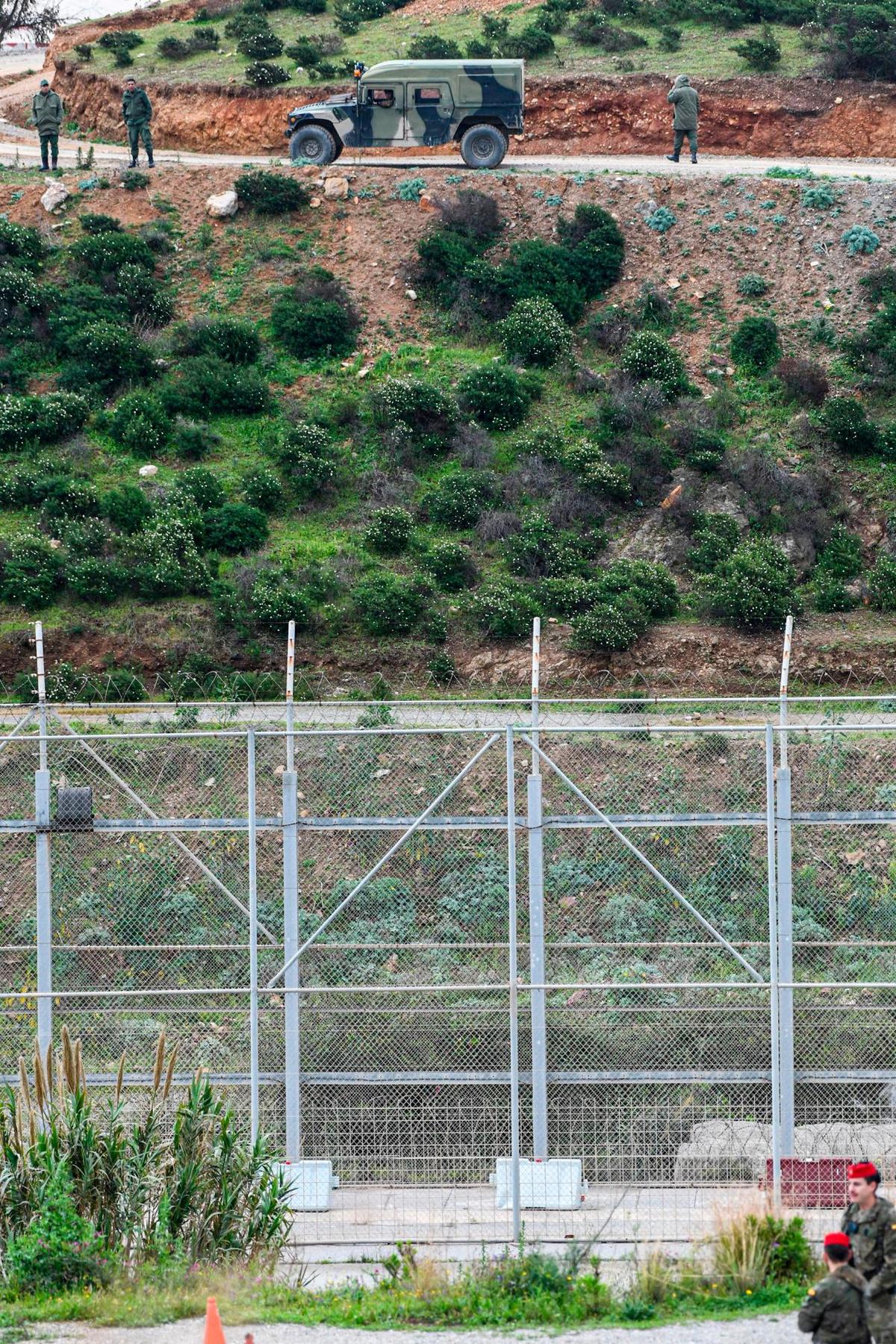 Ejercito patrullando el perímetro fronterizo de España con Marruecos en la frontera de Ceuta.