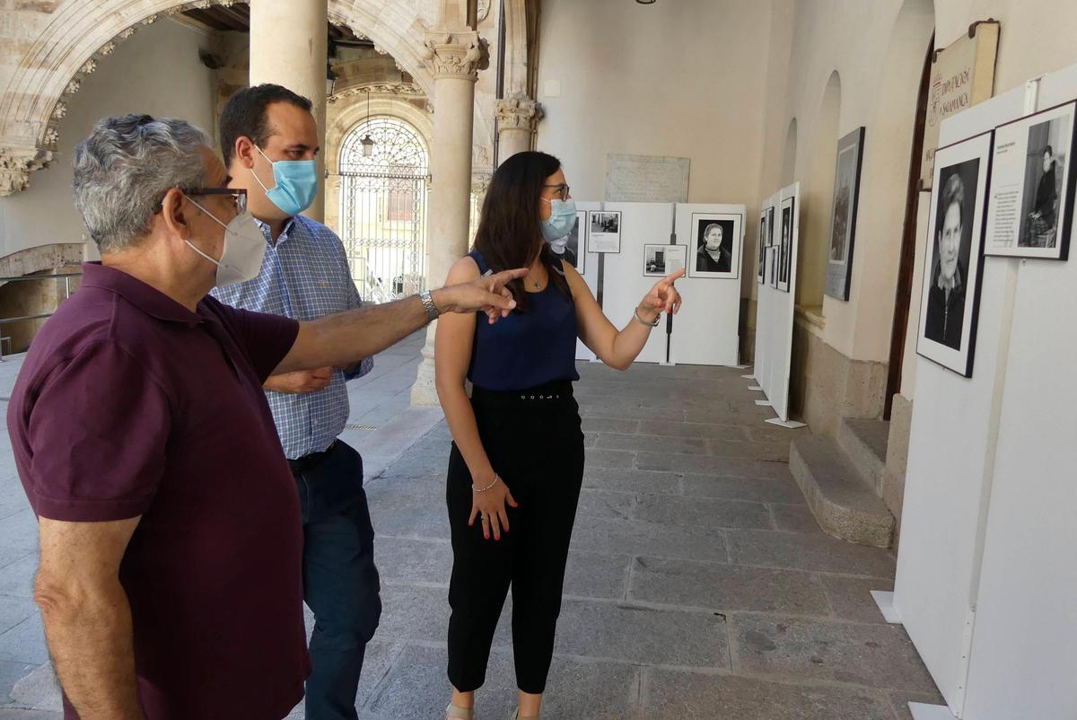 Jesús María Santos, David Mingo y Mar Marcos, recorriendo la exposición.