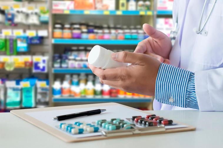 Un farmaceútico manipula medicamentos.