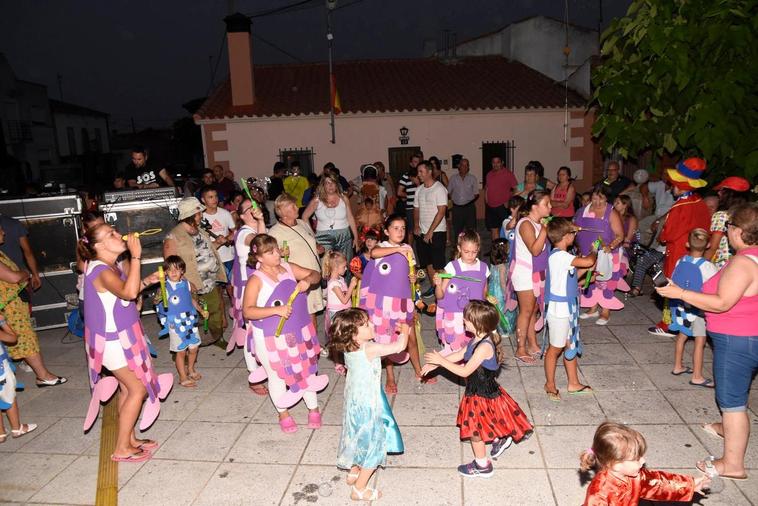 Fiesta de disfraces en Almendra el pasado verano.