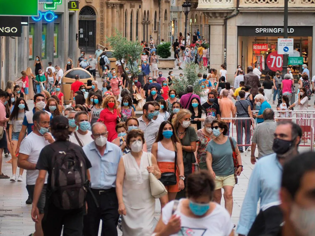 Numerosas personas caminan por la calle Toro de Salamanca, todas ellas con mascarilla