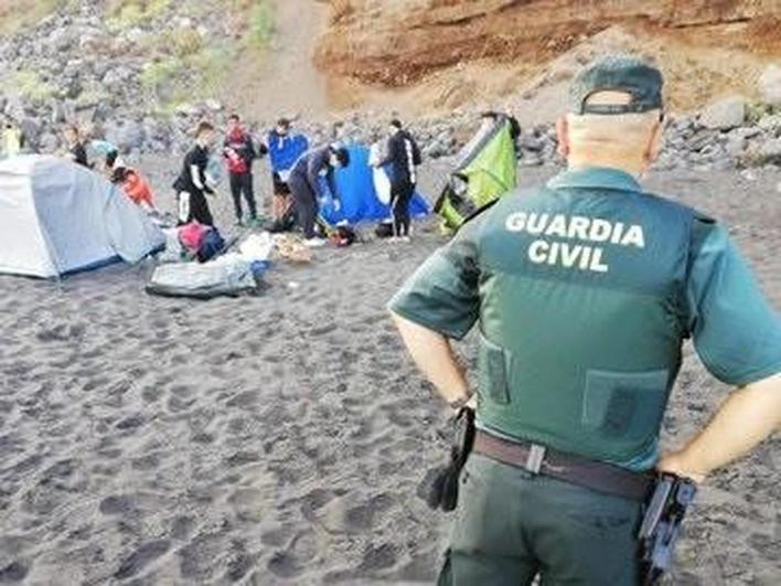 Guardia Civil en el desalojo de la playa tinerfeña.