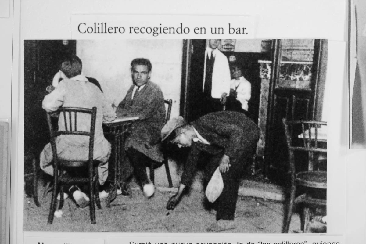 Un joven, recogiendo colillas, en una imagen expuesta en el Archivo Provincial