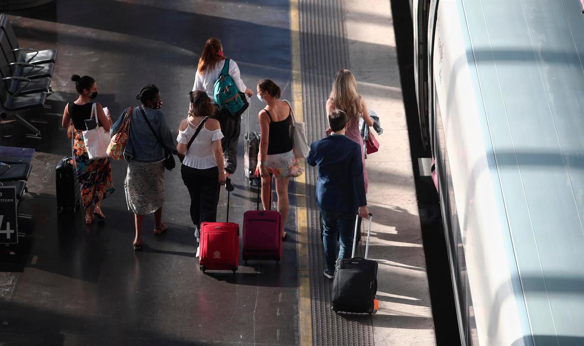 Viajeros caminan por uno de los andenes de la estación de tren Madrid Puerta de Atocha