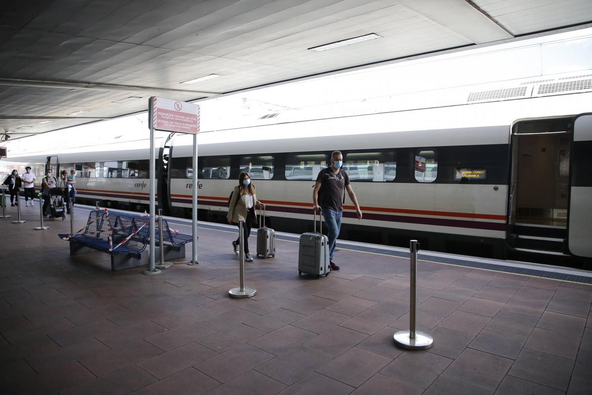 Pasajeros de un Alvia recién llegado de Madrid en la estación de tren de Salamanca.