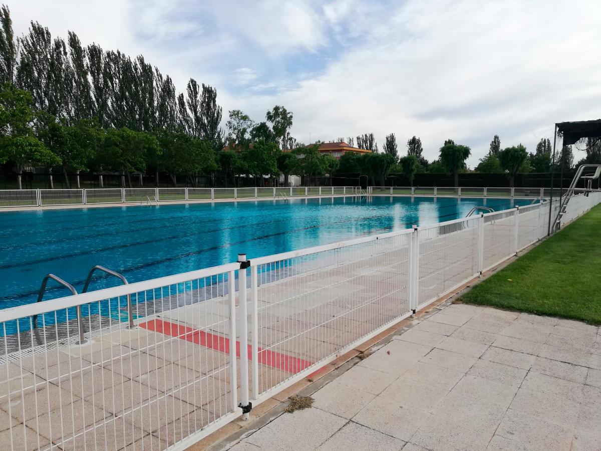 Imagen del recinto de las piscinas municipales de Santa Marta de Tormes.