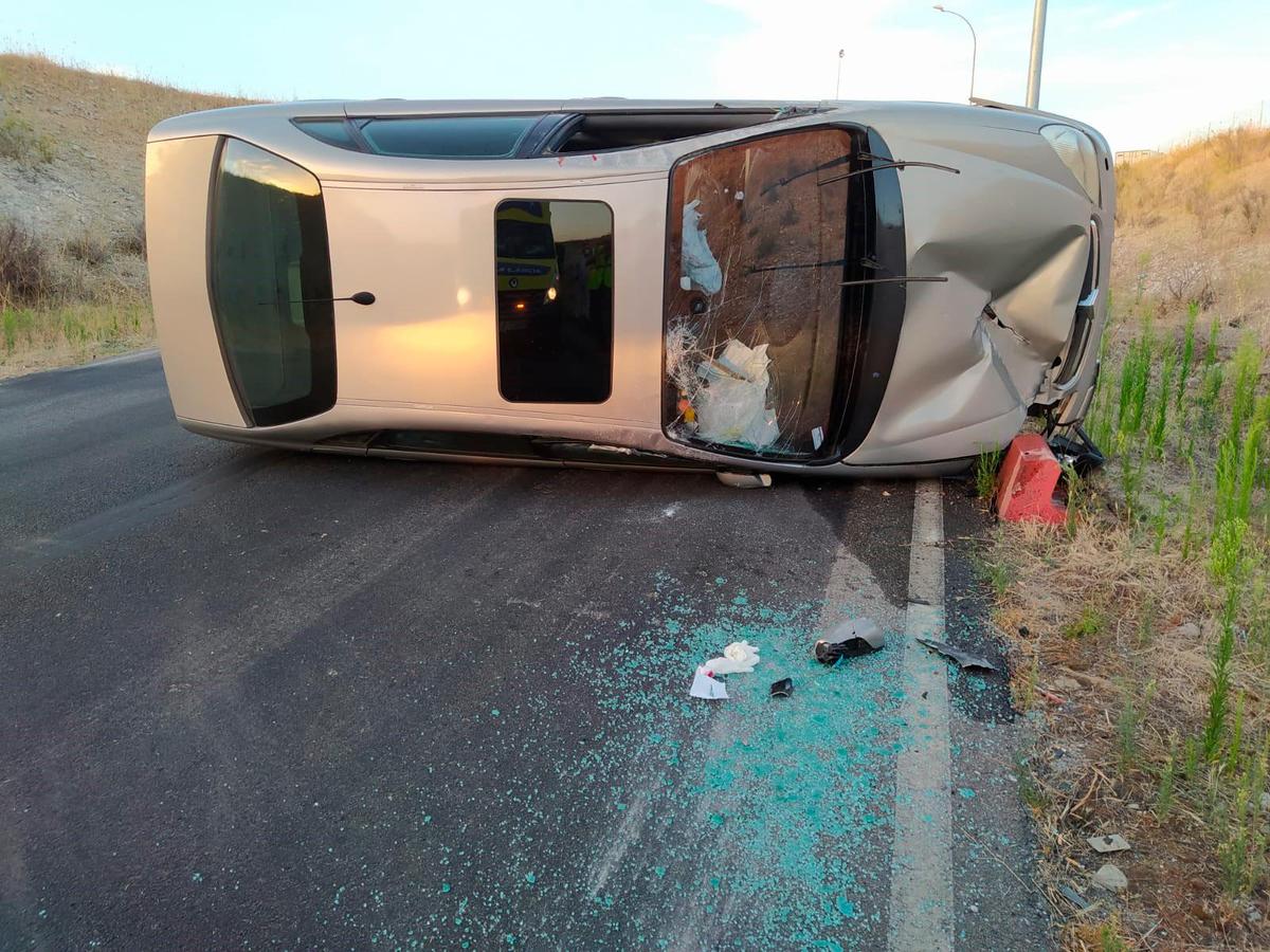 Estado en el que quedó el vehículo que sufrió un accidente a la entrada de la gasolinera de La Maya.