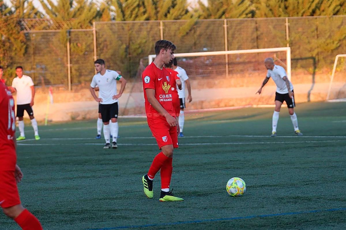 Óscar Poveda vistiendo la camiseta del Santa Marta.