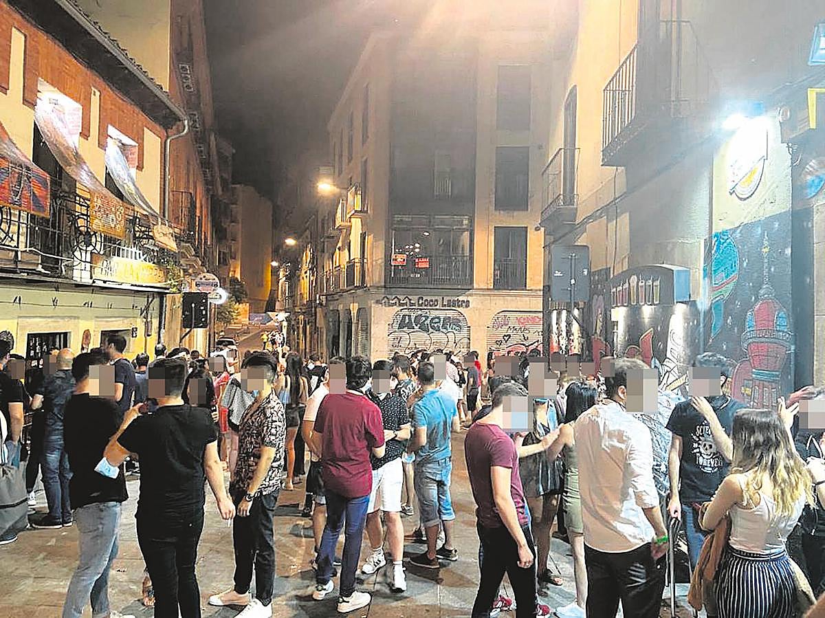 Decenas de jóvenes disfrutan de la noche salmantina en una fecha anterior a la ley que obliga a cerrar el ocio nocturno a las 2:00 de la noche.