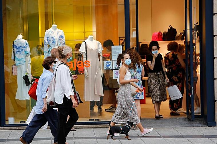 Varios ciudadanos pasean por el centro de Salamanca