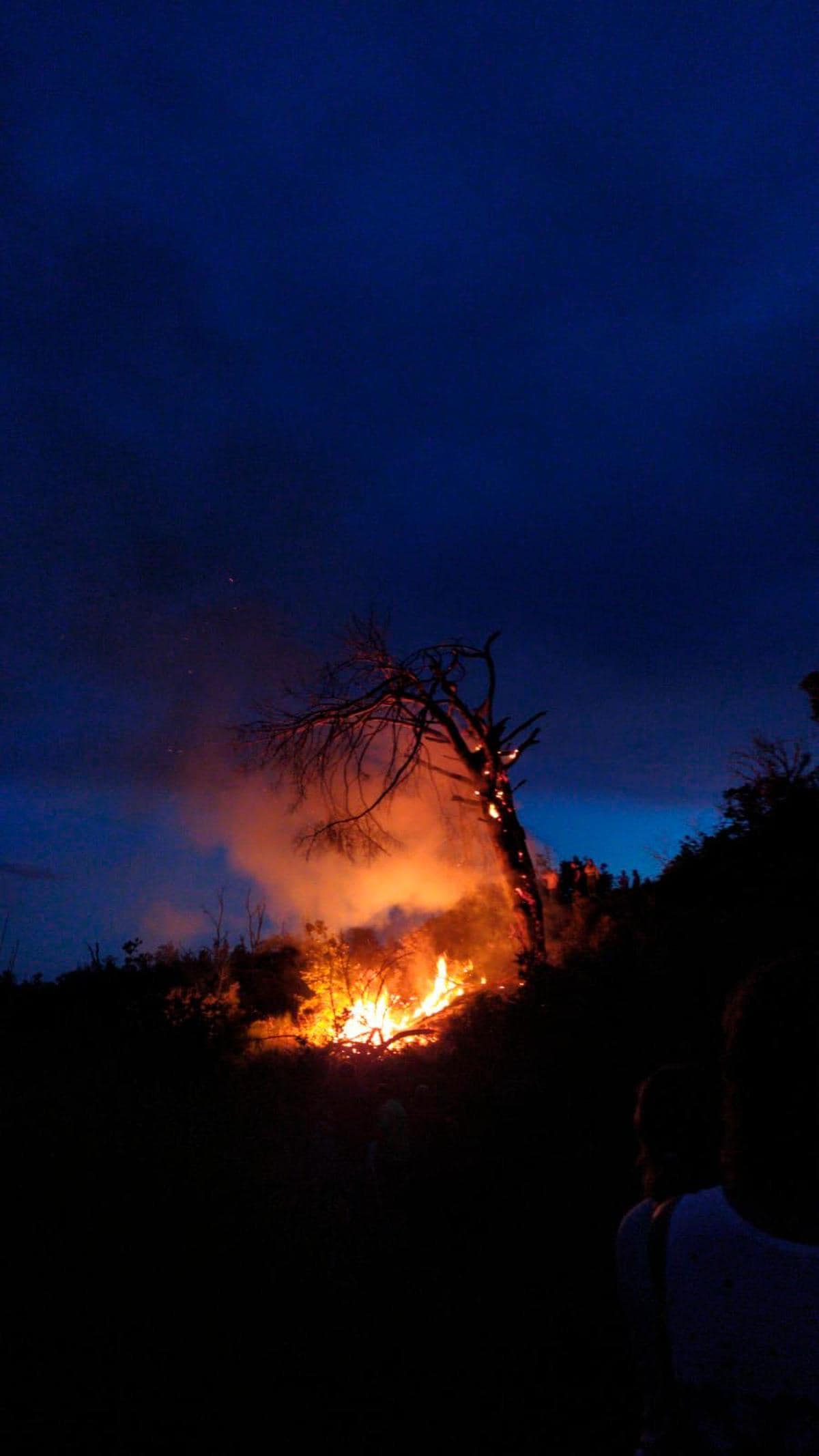 Imagen del fuego provocado por el rayo en Valdefuentes de Sangusín
