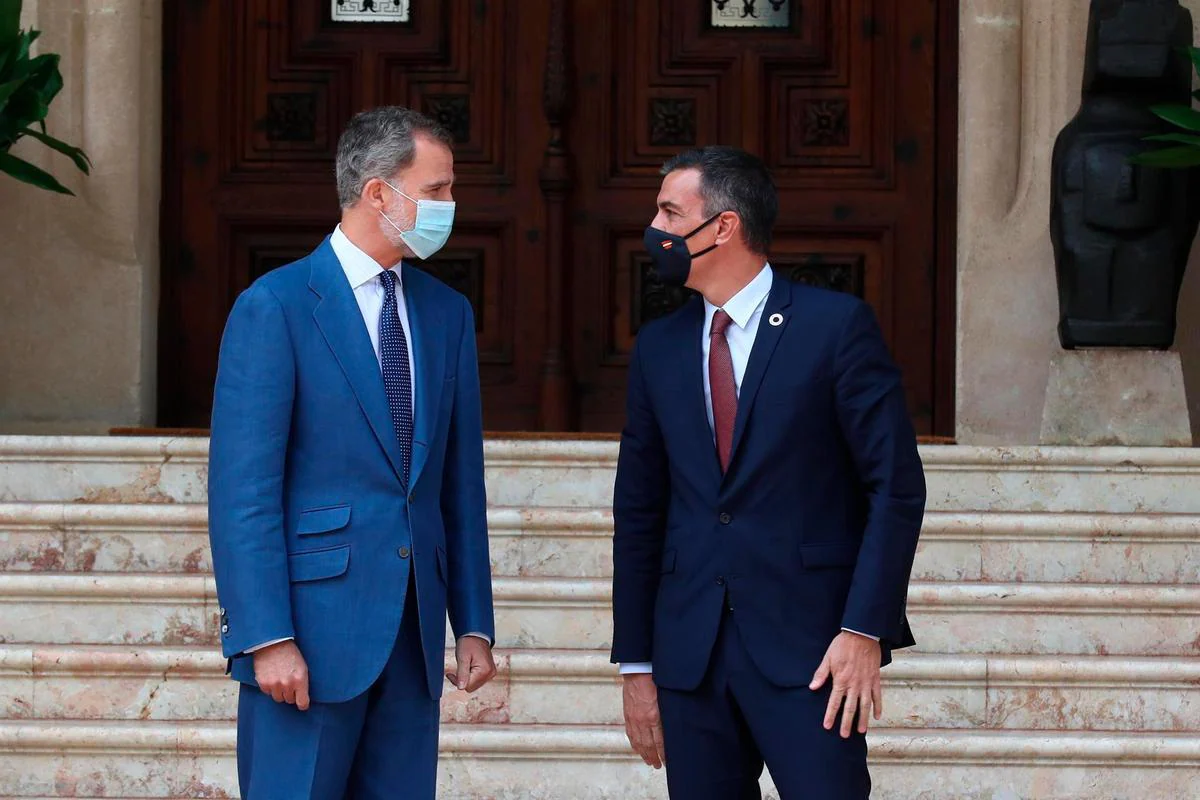 El Rey y Pedro Sánchez durante su encuentro en el palacio de Marivent