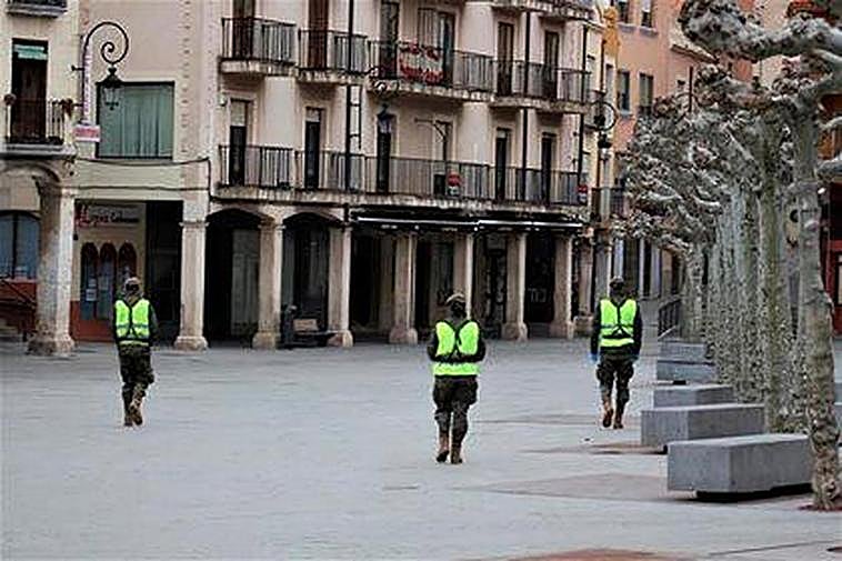 Militares vigilan en las calles de Aranda las medidas sanitarias