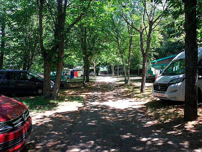 Imagen del interior del camping “Cinco Castaños”, de Candelario, con las medidas de seguridad implantadas.