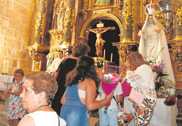 La ofrenda floral a la patrona abría tradicionalmente las fiestas en años anteriores.