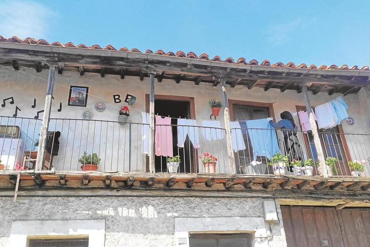 Imagen de uno de los balcones adornados, que recrea las antiguas labores de las abuelas de Linares.