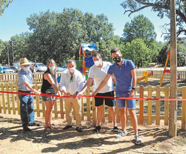 Autoridades municipales y de Diputación inauguran el parque.