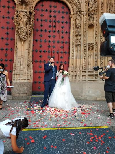 Los novios se bajan momentáneamente la mascarilla para una foto.