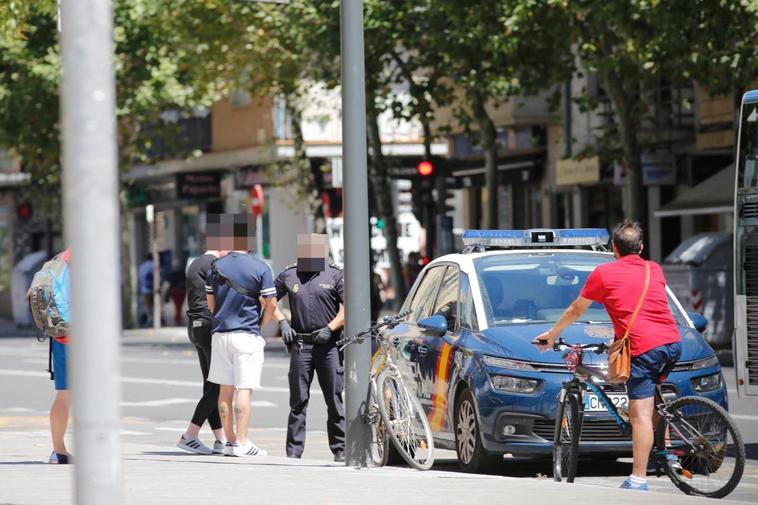 Un agente de la Policía Nacional junto a la joven que fue agredida en la calle María Auxiadora.