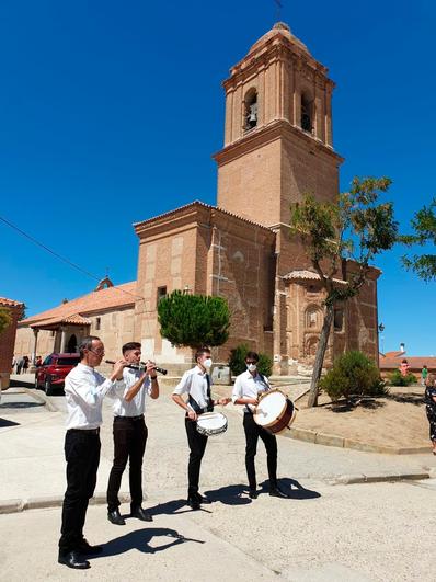 El grupo de dulzaineros frente a la iglesia del municipio.