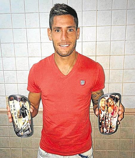 Damián Zamorano con unas espinilleras personalizadas.