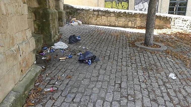 Restos de un botellón junto a la iglesia de San Cristóbal.