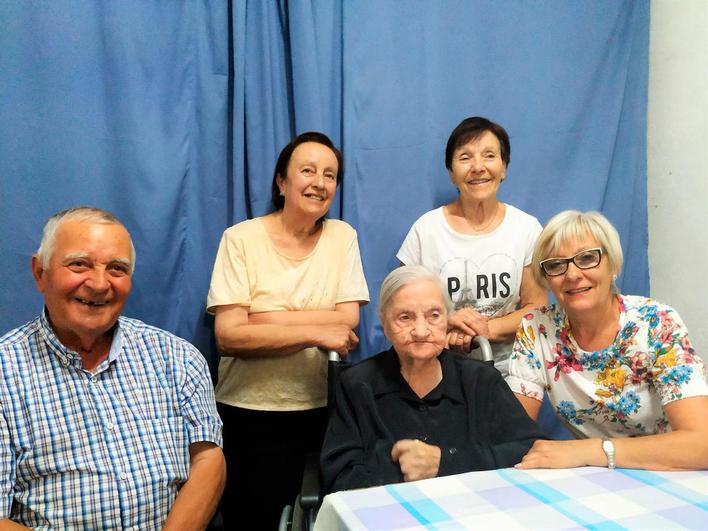 Los hijos de Aurora González Sánchez, junto a su madre que ha cumplido 107 años en Valdecarros.