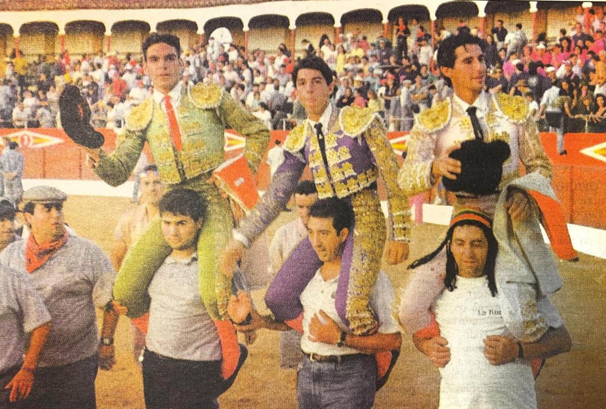 José Tomás, Andrés Sánchez y José Ignacio Sánchez, a hombros en el coso de La Florida de Peñaranda en la corrida de toros del 25 de agosto de 1996.