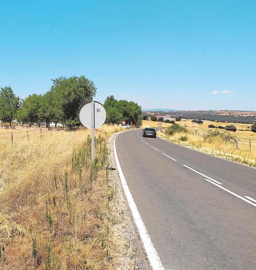 Imagen de la SA-104 y, a la izquierda, la finca adquirida.