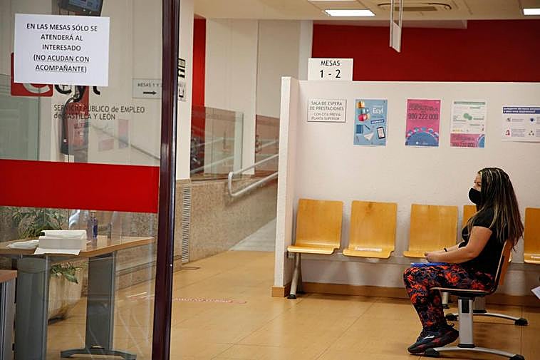 Una mujer esperando a ser atendida en la oficina de empleo del Ecyl en Salamanca.
