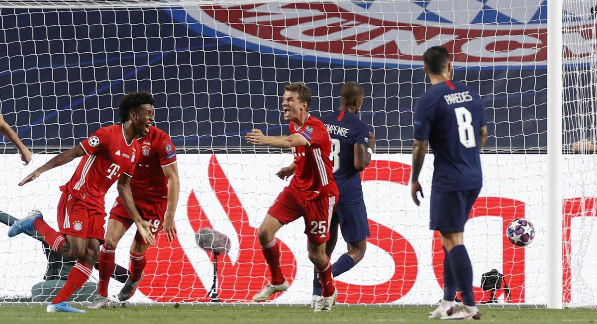 Müller corre para abrazar a Coman, tras el gol del Bayern.