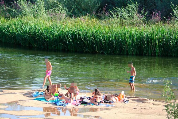 Jóvenes bañistas en Huerta antes del cierre de su playa.