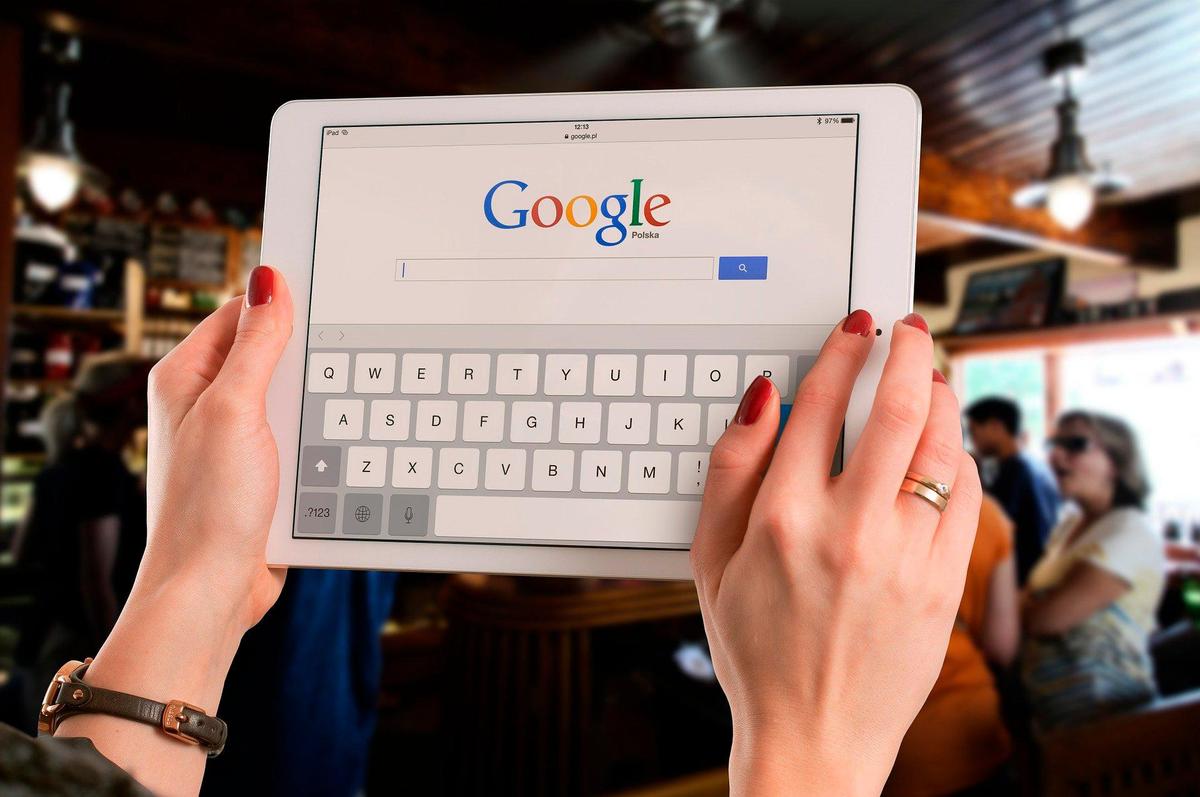 Una persona realizando una búsqueda en Google.