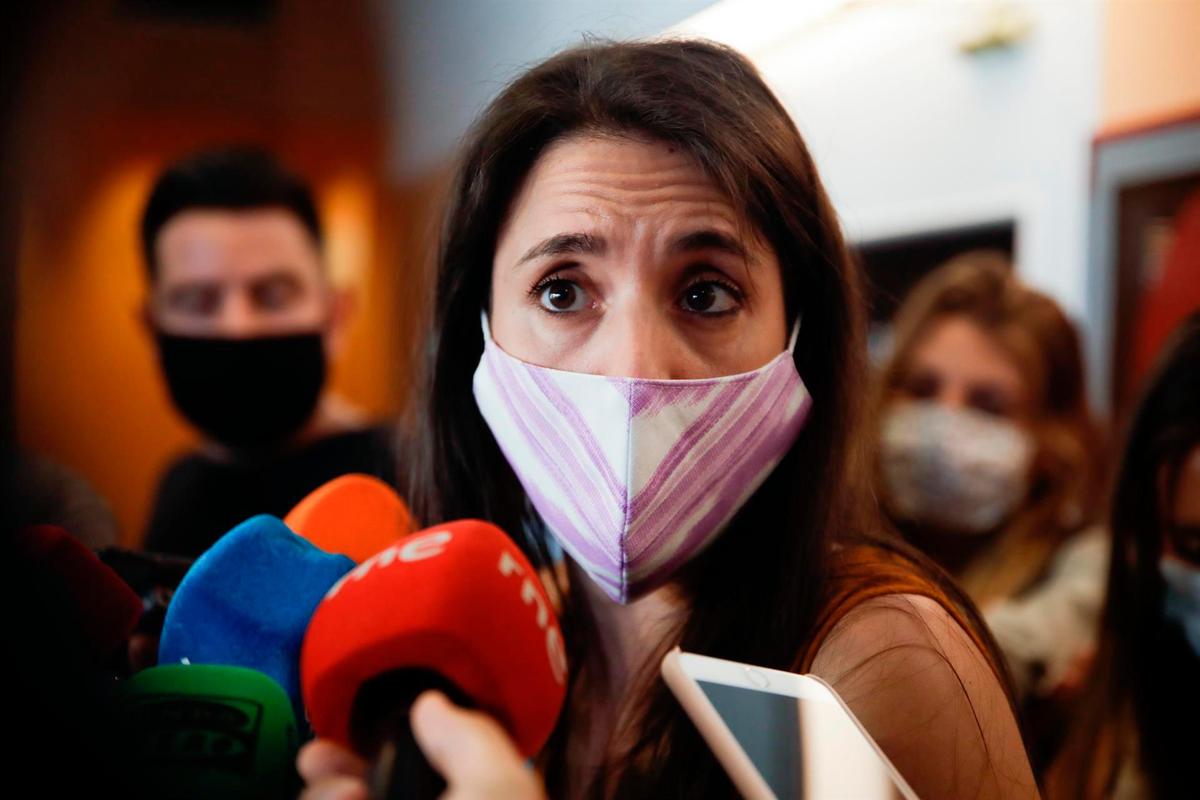 La ministra de Igualdad, Irene Montero, atiende a los medios de comunicación.