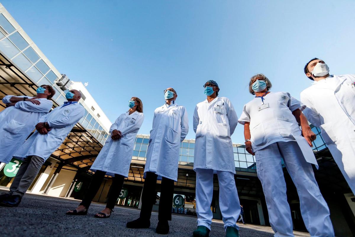 Varios sanitarios italianos con las mascarillas.