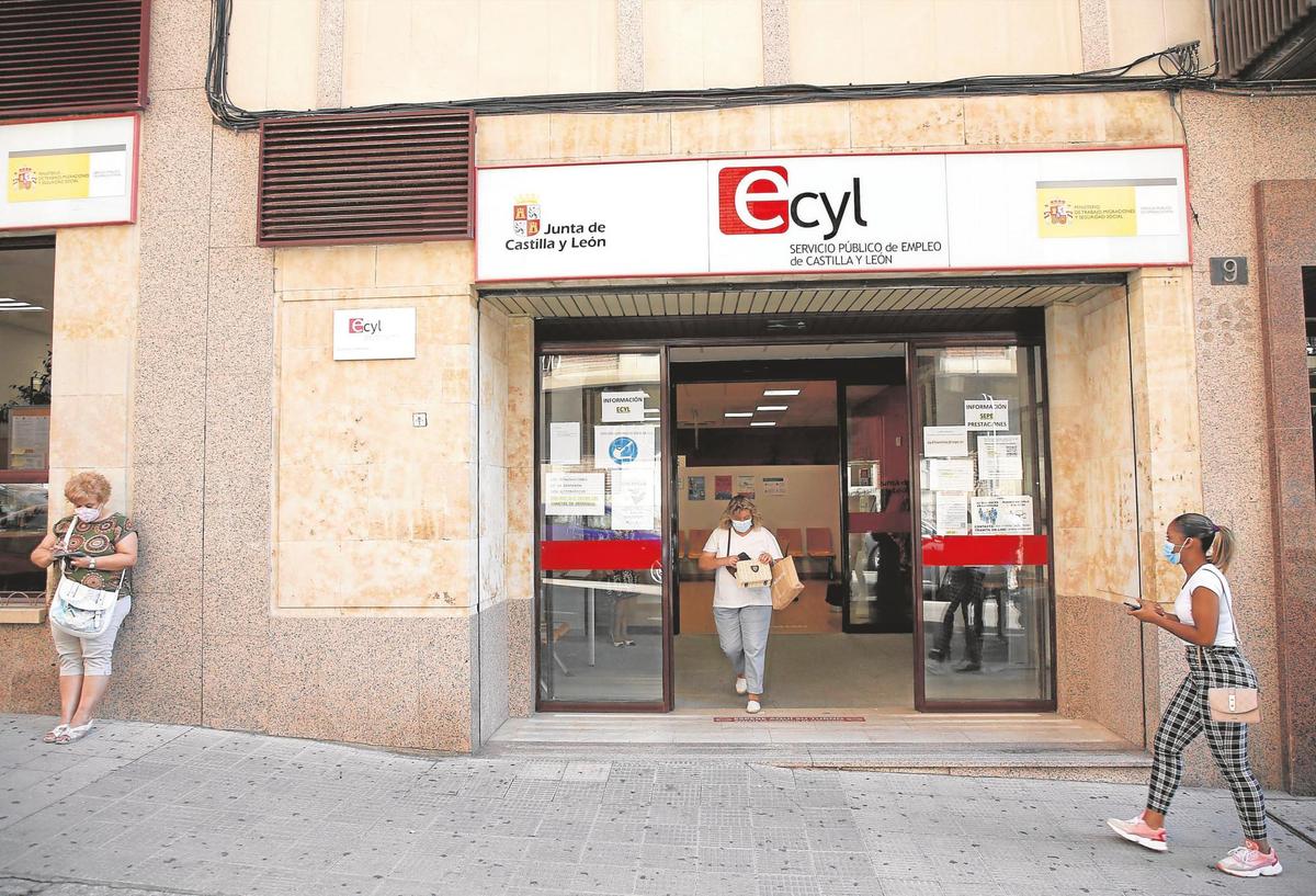 Personas esperando para entrar en una oficina del Ecyl en Salamanca.
