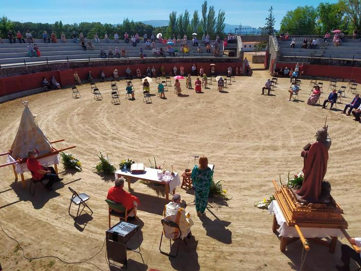 Las imágenes de la Virgen del Gozo y de San Bartolo presidieron la eucaristía celebrada este lunes en la plaza de toros.