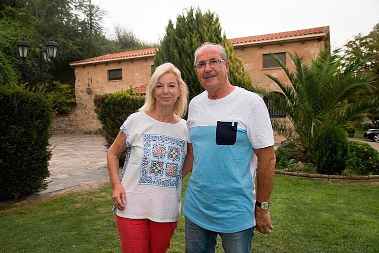 Esther González y Emilio Hernández en su casa rural de Ciudad Rodrigo.