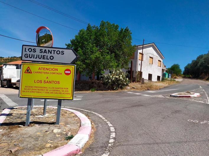 Señal advirtiendo del corte en San Esteban de la Sierra.