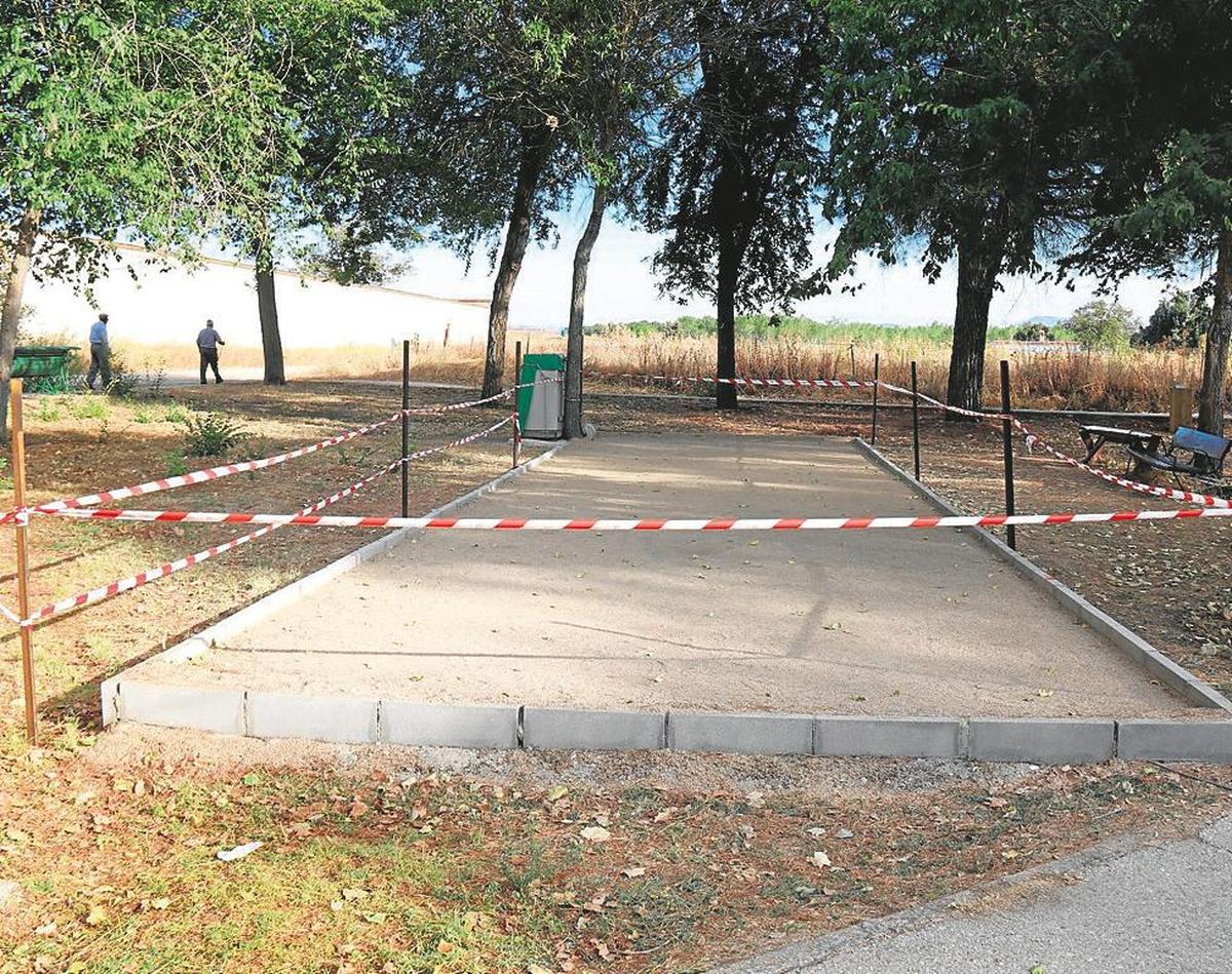 La pista de petanca precintada por el Ayuntamiento.