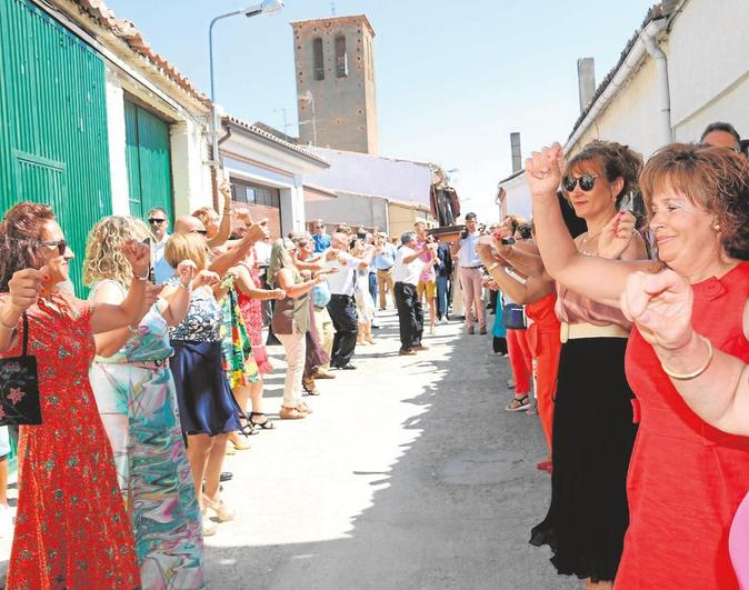 Jotas en la tradicional procesión de San Agustín.