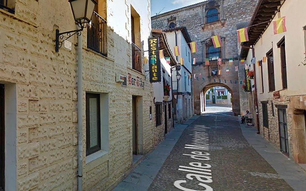 Restaurante de Covarrubias donde trabaja el camarero contagiado.