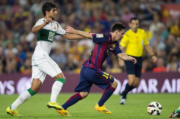 José Ángel persigue a Messi en su debut en Primera.