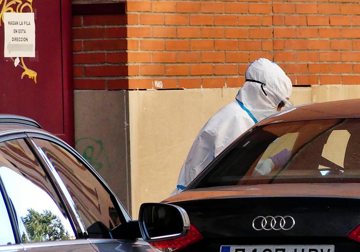 Realización de PCR en el centro de salud de La Alamedilla.