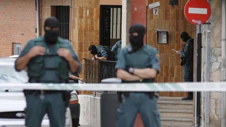 Guardia Civil en una redada antidroga en Santa Marta.