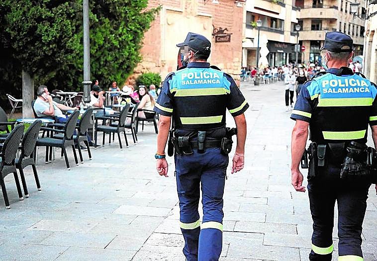 Dos agentes de la Policía Local, a pie por la calle Bordadores.