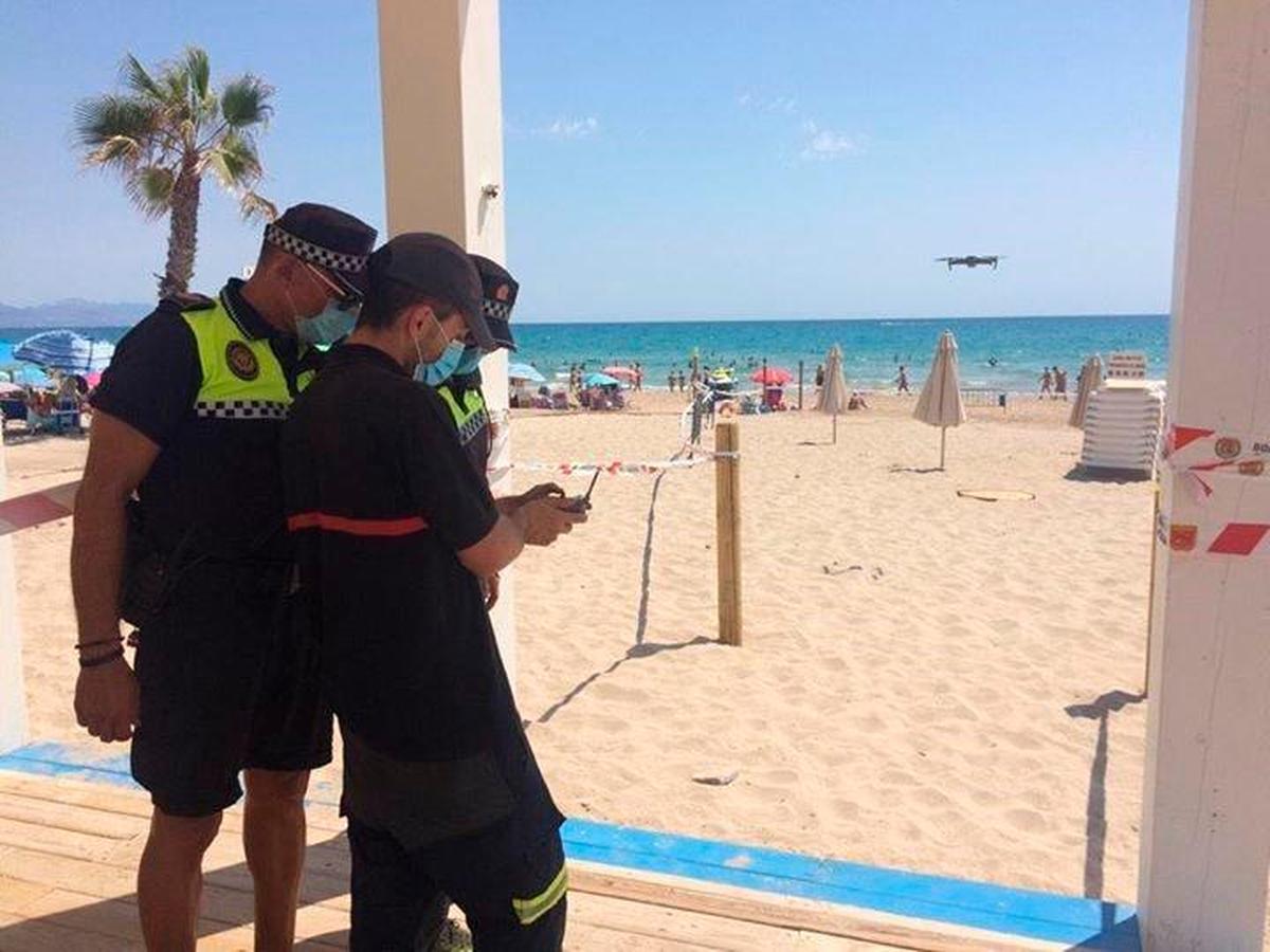 Policía Local en la playa de San Juan, en Alicante.