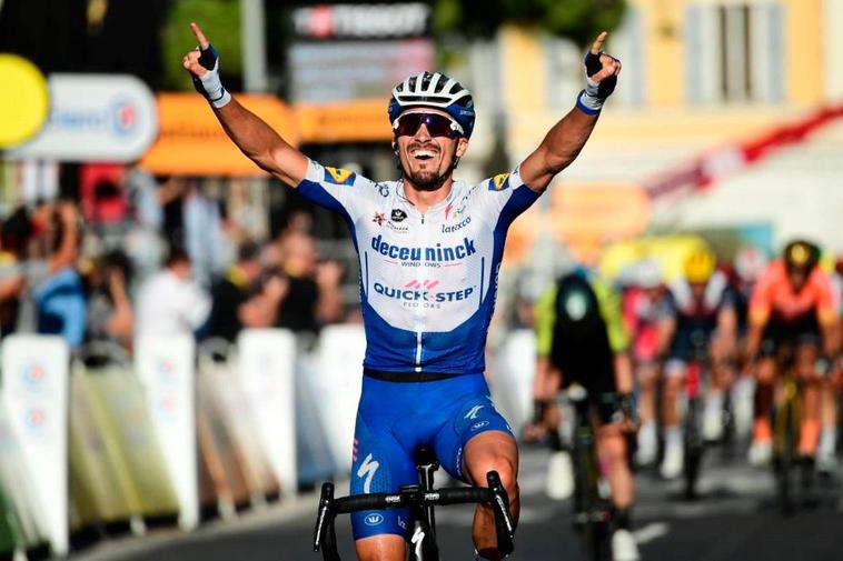 Julian Alaphilippe completa la segunda etapa del Tour de Francia.