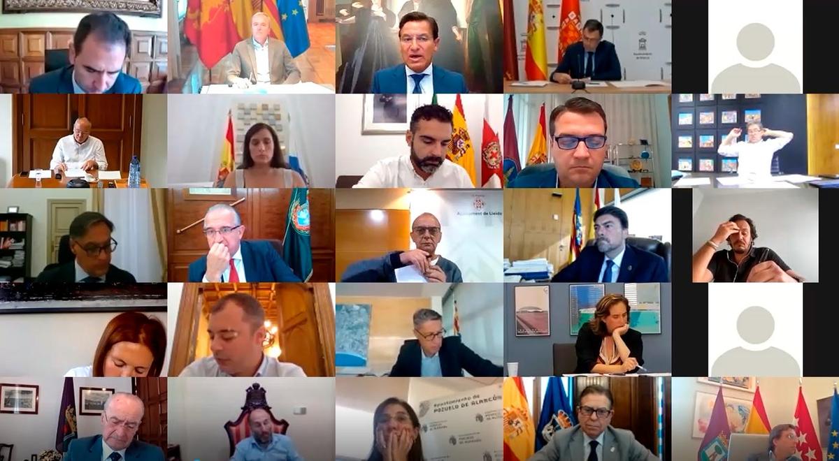 Imagen durante la reunión de los alcaldes contrarios a la incautación del superávit de los ayuntamientos.